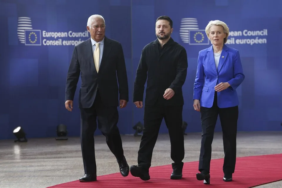 Zelenski, Von der Leyen y António Costa juntos en Bruselas durante el Consejo Europeo, fotografía real de la reunión.