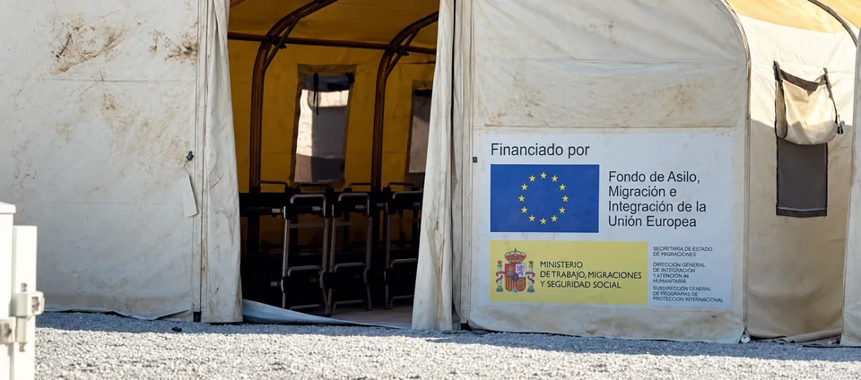 Carpa utilizada en Ceuta con un cartel que indica financiación del Fondo de Asilo, Migración e Integración de la Unión Europea.