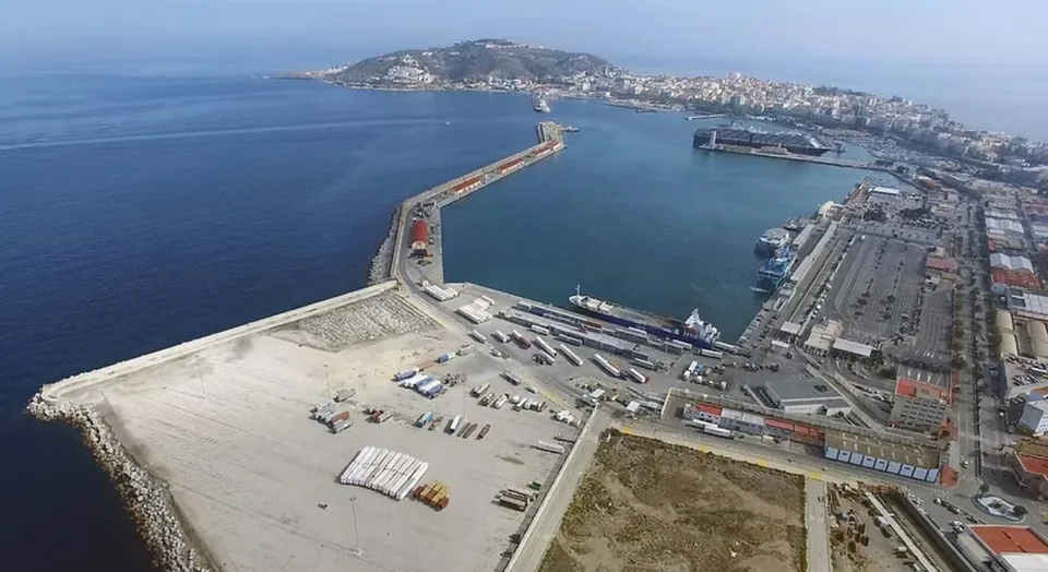 Vista del Puerto de Ceuta y del Muelle de Poniente, donde el Gobierno prevé habilitar una instalación temporal de acogida.