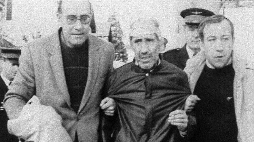 Segundo Marey tras ser liberado en Francia en diciembre de 1983, acompañado por familiares y policía francesa.