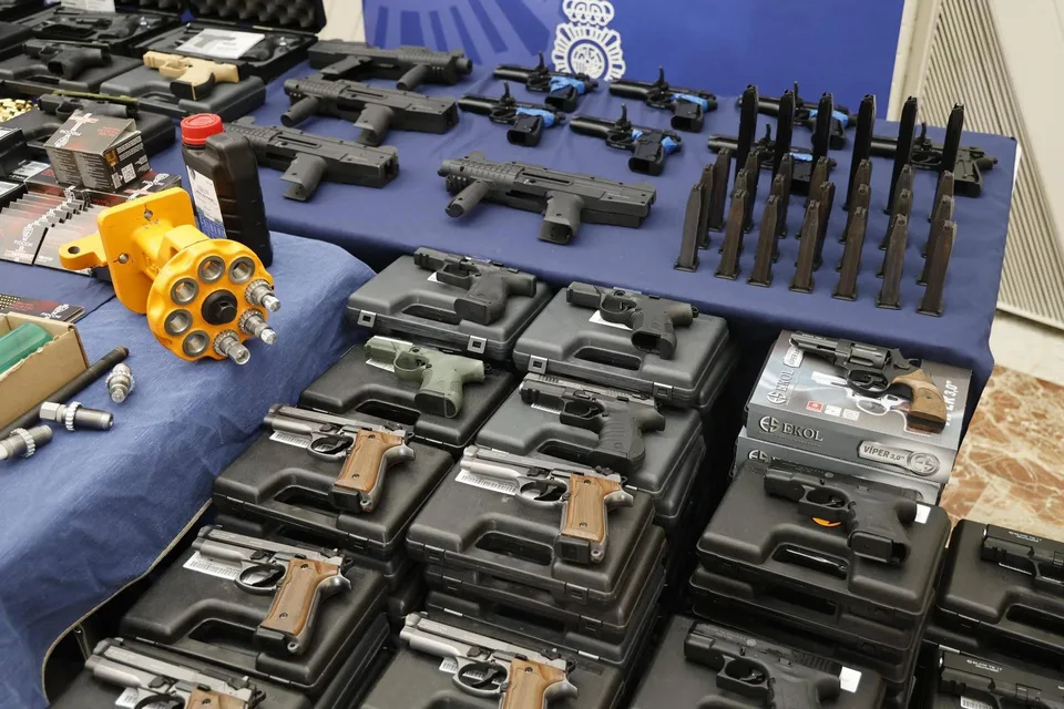 Armas, cargadores y munición intervenidos por la Policía Nacional en un taller clandestino de Figueres durante la Operación Javelín.