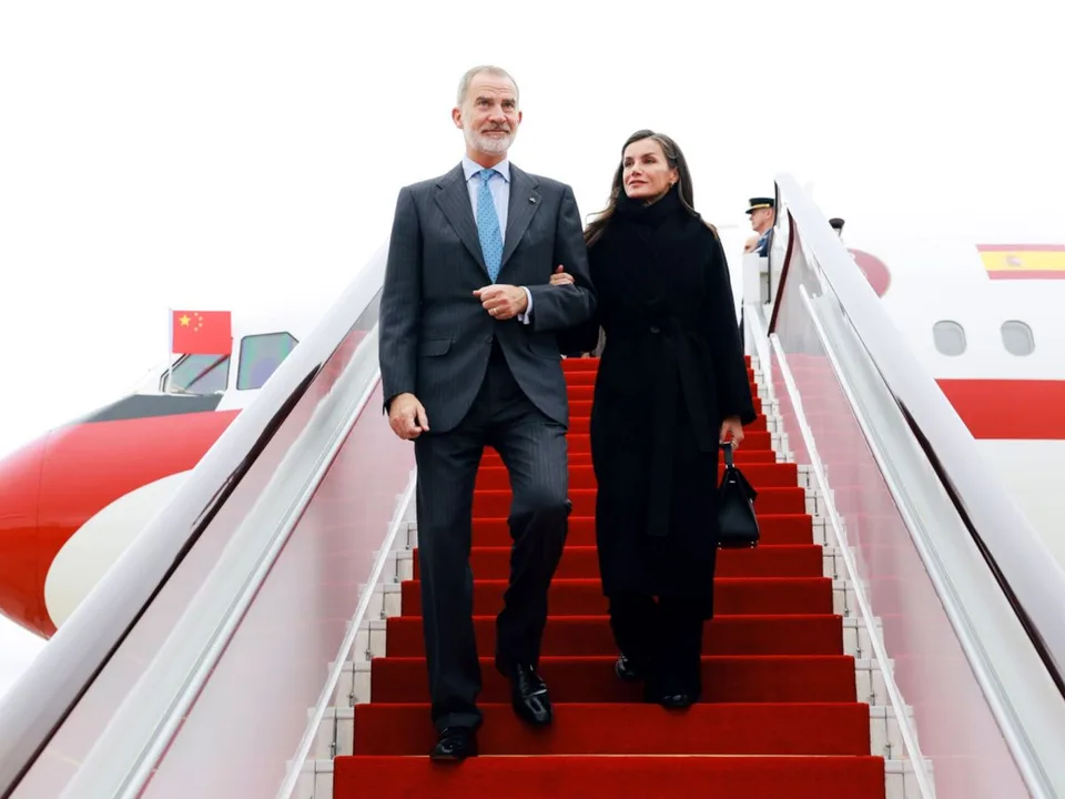 Felipe VI y la reina Letizia durante una visita institucional internacional.