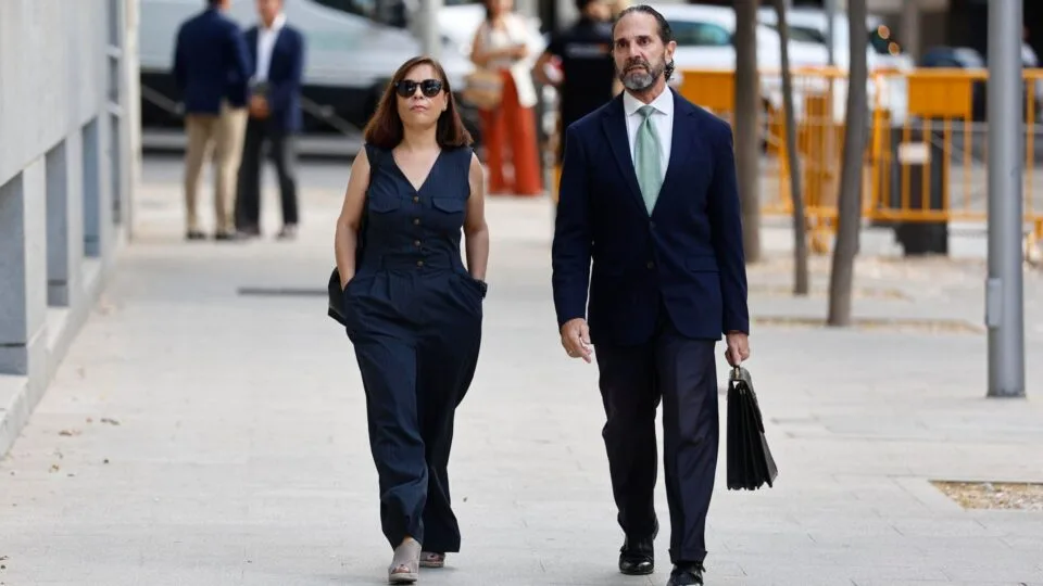 Ana María Fuentes, gerente del PSOE, llega a la Audiencia Nacional para declarar ante el juez Santiago Pedraz por el caso Leire Díez.