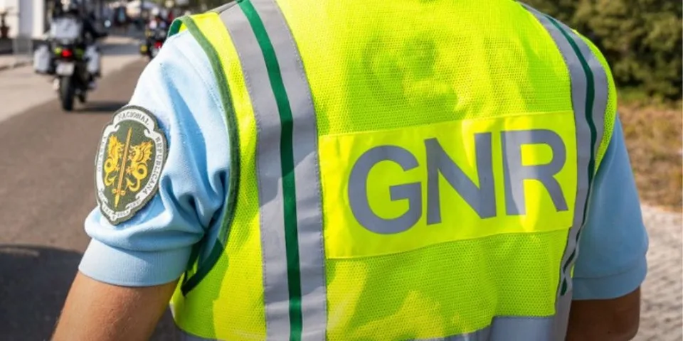 Agentes portugueses durante un dispositivo de seguridad y prevención juvenil.