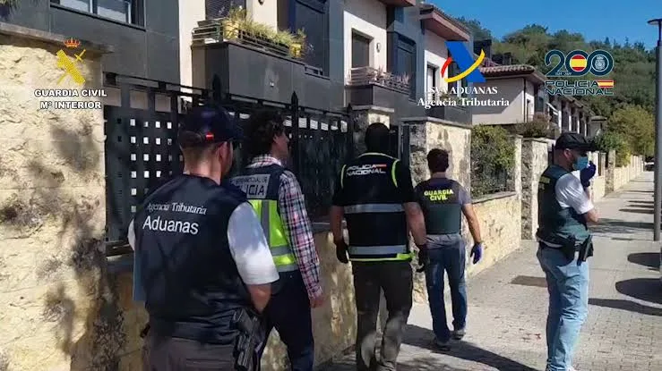 Agentes de Guardia Civil, Policía Nacional y Agencia Tributaria durante una actuación en una calle residencial.