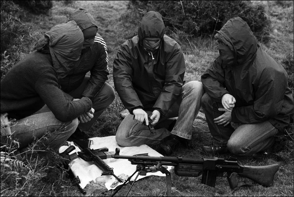 Miembros encapuchados de ETA durante un entrenamiento con armas en 1978