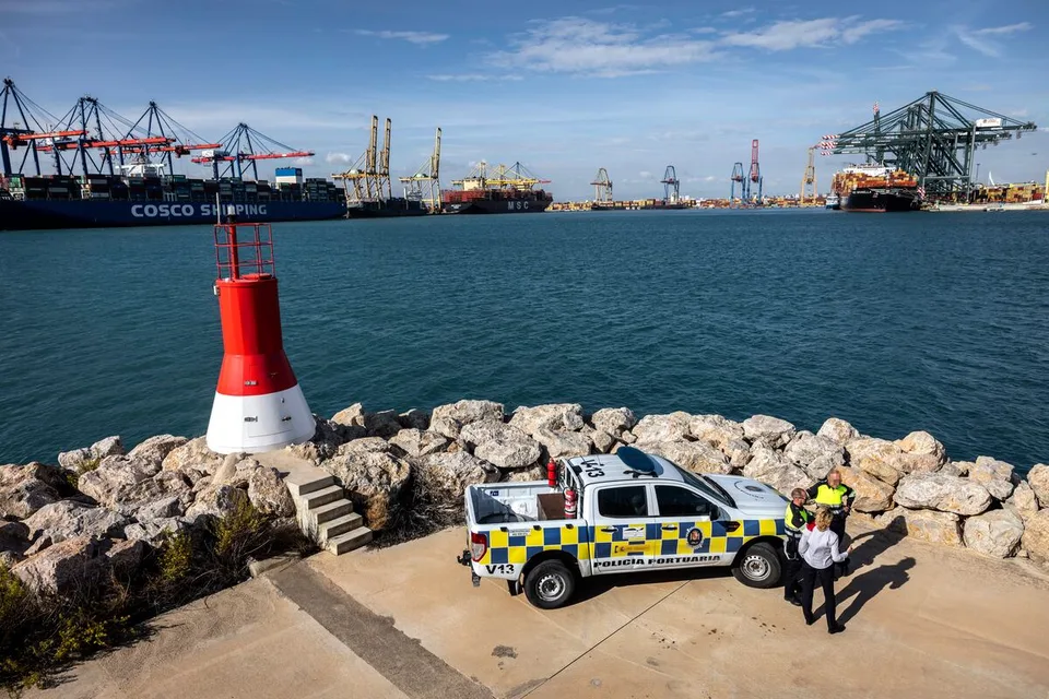 Terminal de contenedores de un gran puerto ibérico investigado por redes de tráfico de cocaína y corrupción portuaria.