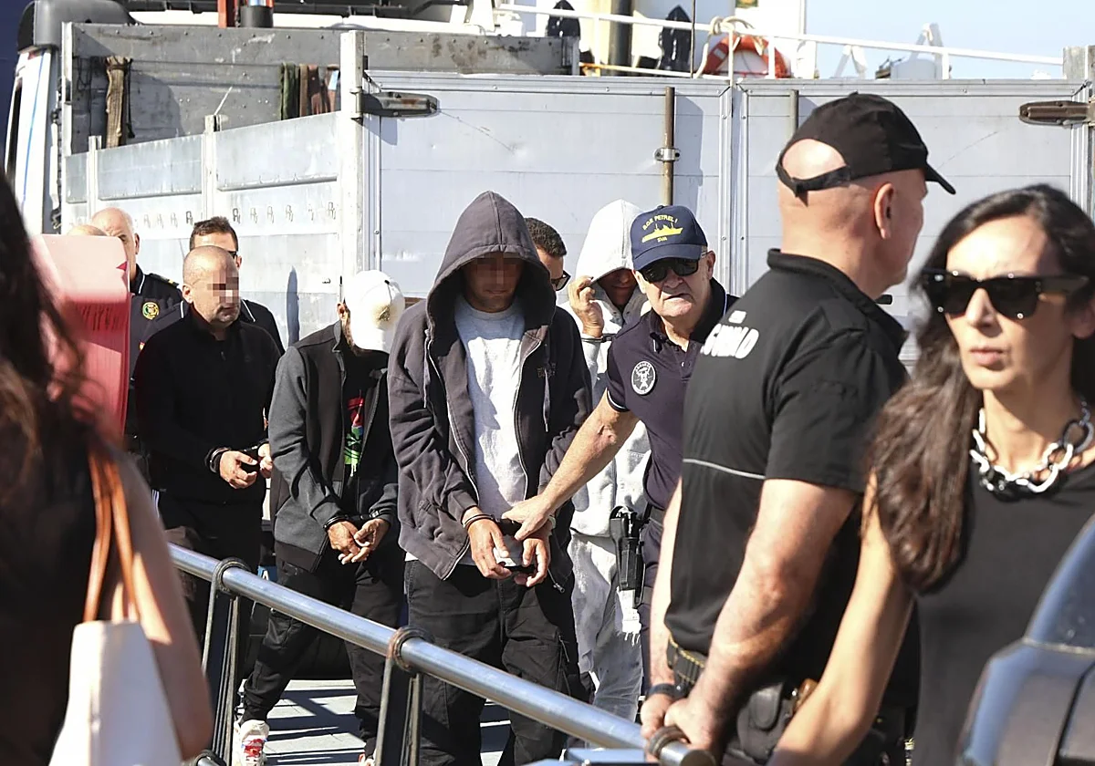 Vigilancia Aduanera intercepta cerca de 2.100 kilos de cocaína en un velero a 400 millas de Galicia