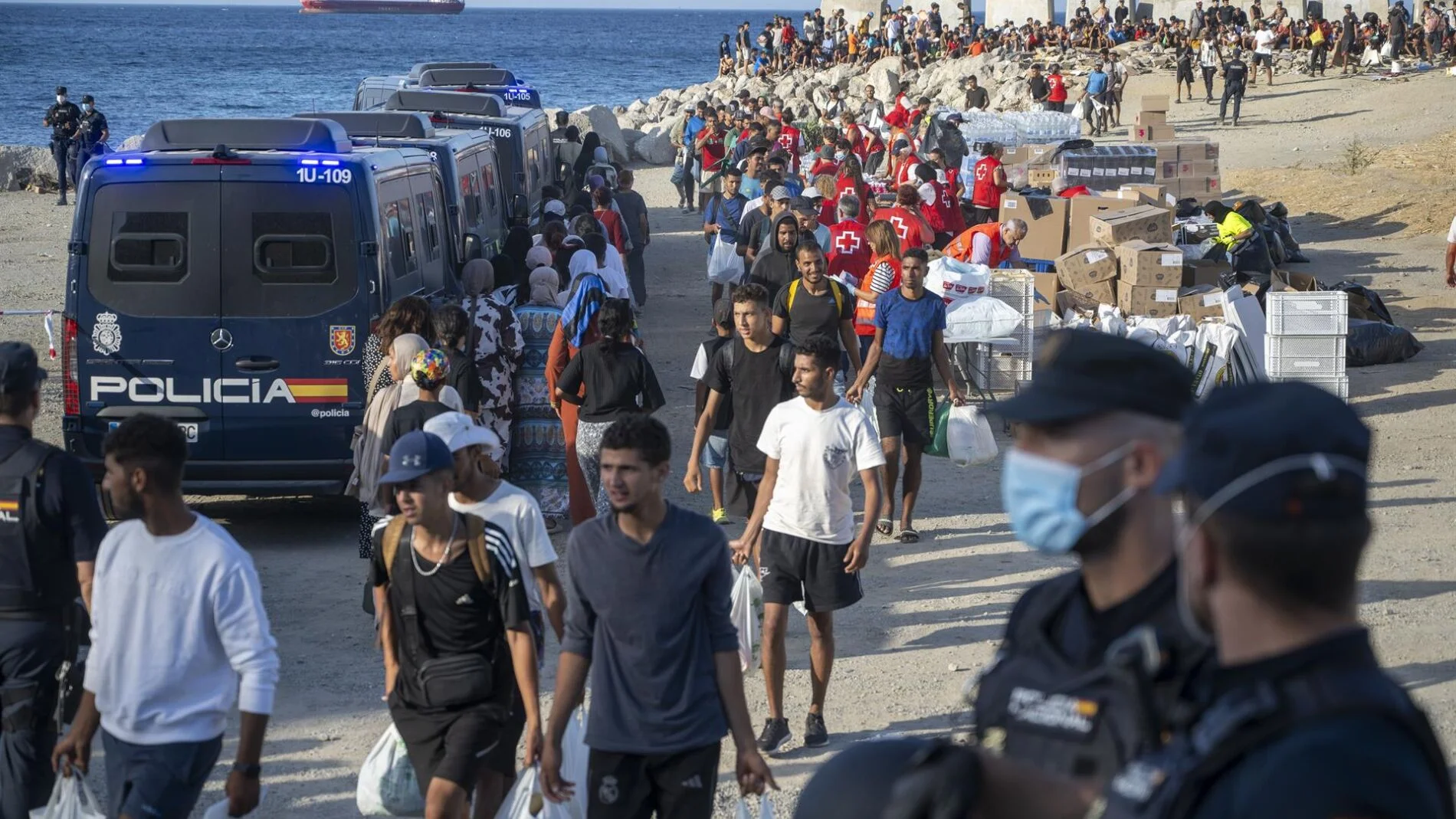 Agentes de las Fuerzas y Cuerpos de Seguridad del Estado desplegados en Ceuta durante la crisis fronteriza.