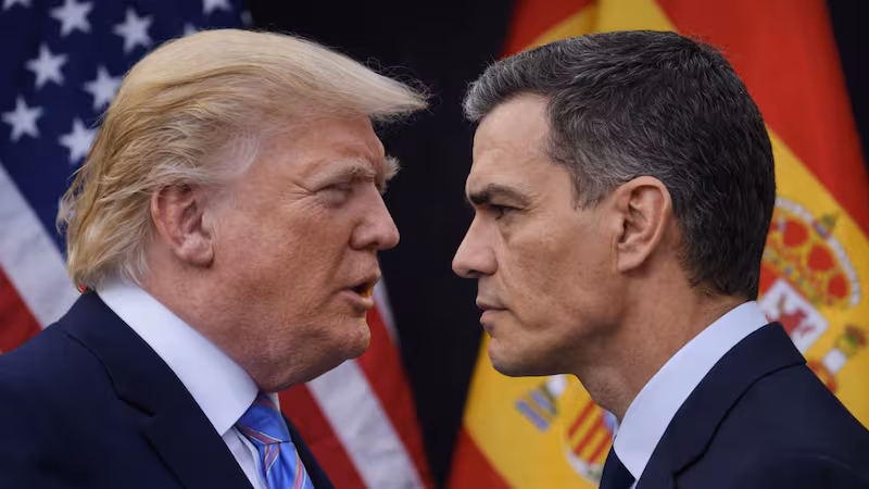 Dos dirigentes políticos durante una cumbre internacional, con banderas nacionales al fondo.