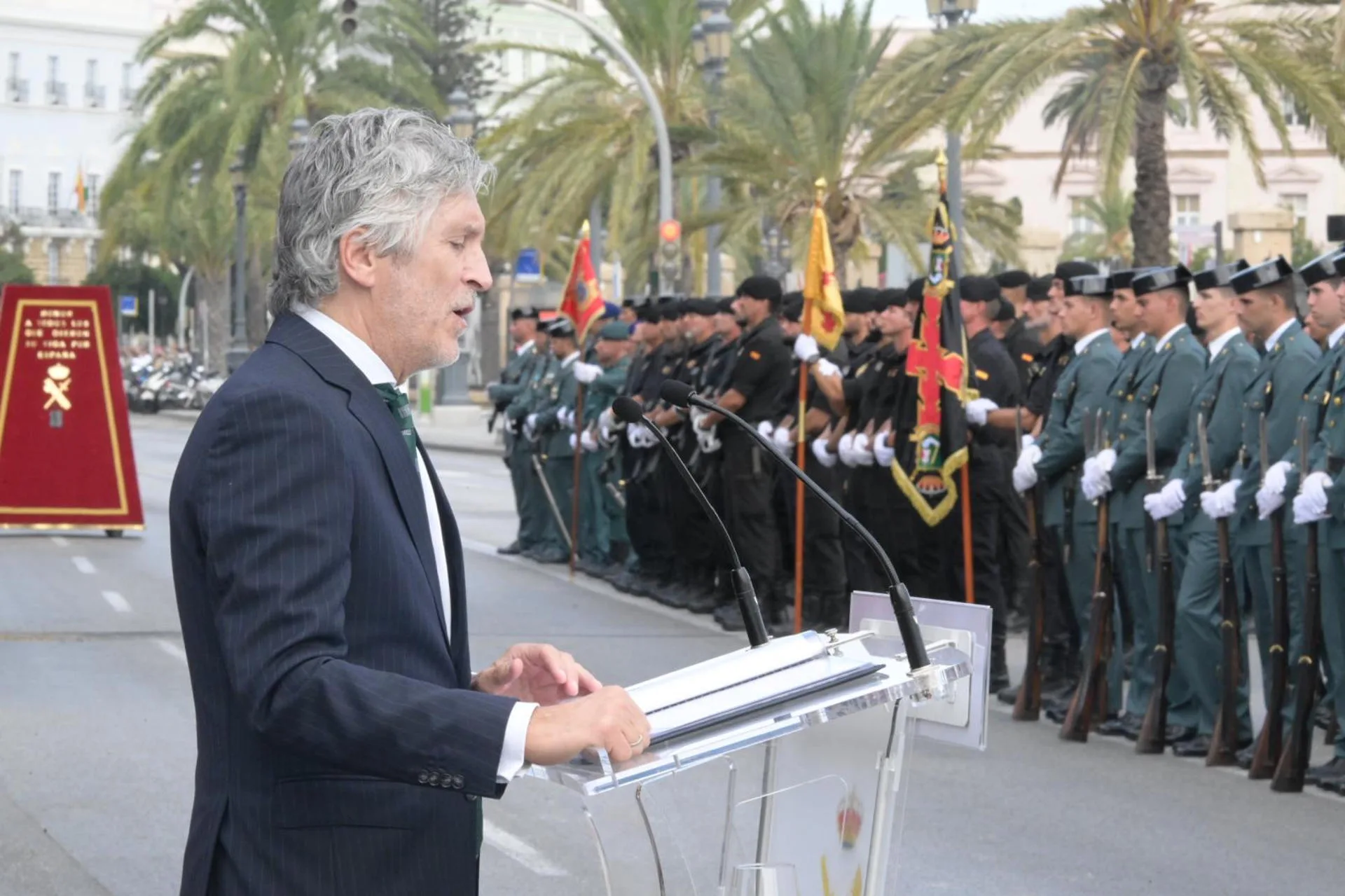Acto de la Guardia Civil en Cádiz con presencia institucional y agentes uniformados.