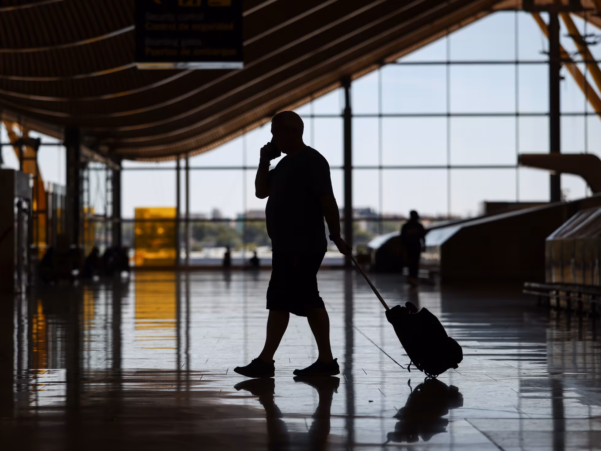 Un viajero con equipaje en un aeropuerto. Fotografía de contexto del transporte aéreo, sin relación directa con los controles fronterizos hispanoitalianos de octubre de 2026.