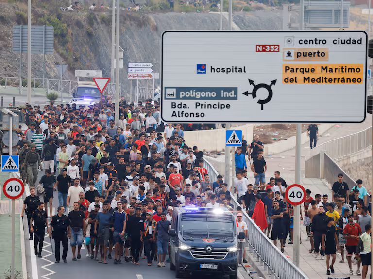 Frontera de Ceuta y dispositivo de seguridad durante la crisis migratoria de 2026.