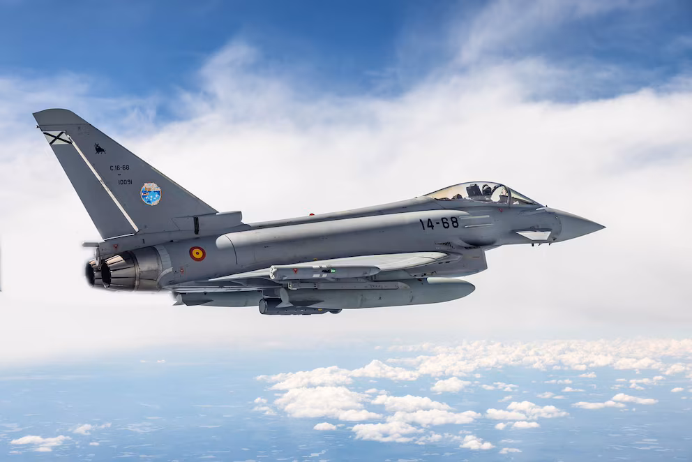 Eurofighter español durante un vuelo de entrenamiento, dentro de la nueva ola de Programas Especiales de Modernización de Defensa.
